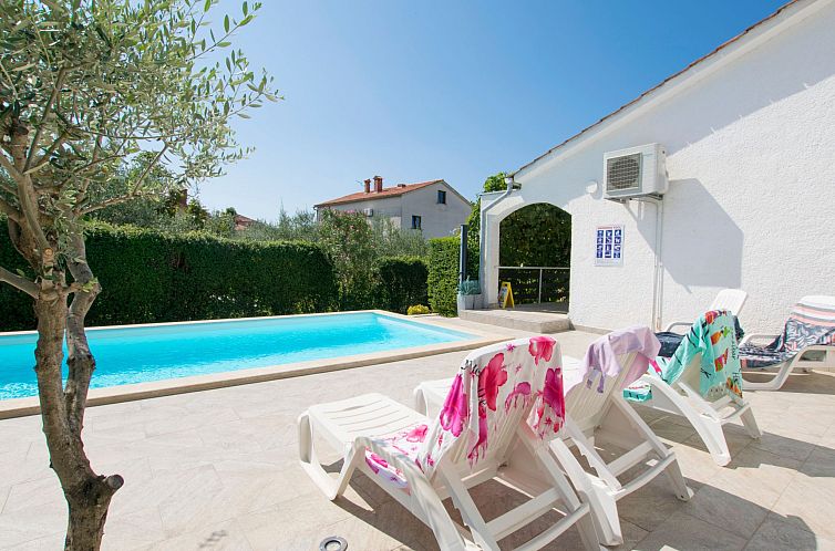 Vakantiehuis mit Pool, großer Garten