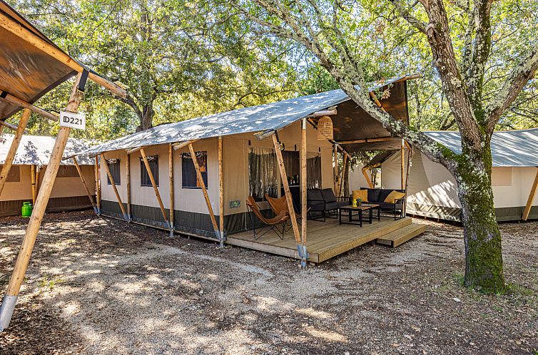 Geniet van de serene omgeving bij de Safaritent Lodge met airco in Porec, Istrie, perfect voor een ontspannen vakantie.