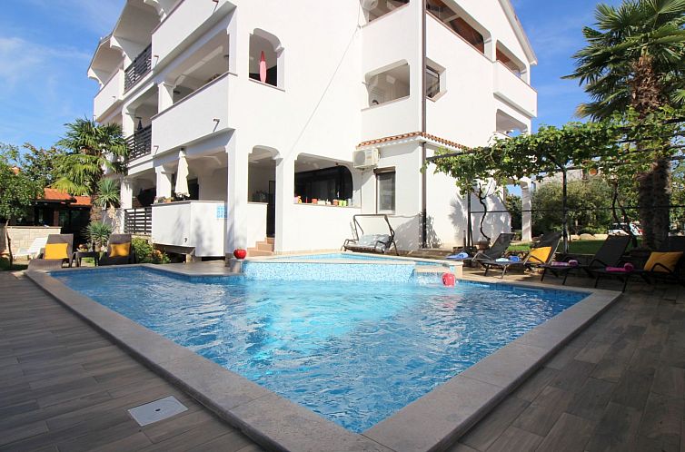 Appartement Lili mit Pool, Grill und Parkplatz