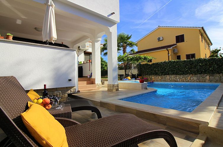 Appartement Lili mit Pool, Grill und Parkplatz