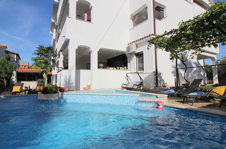 Appartement Lili mit Pool, Grill und Parkplatz