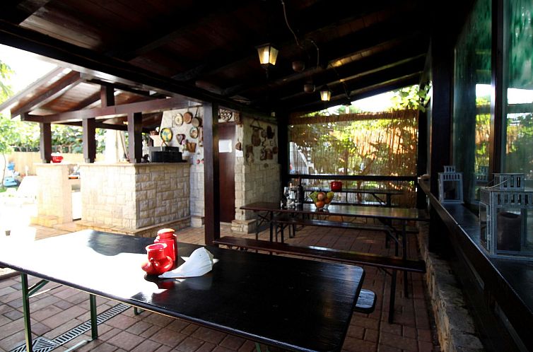 Appartement Lili mit Pool, Grill und Parkplatz