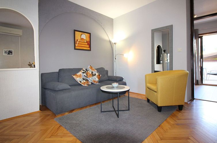 Appartement Lili mit Pool, Grill und Parkplatz