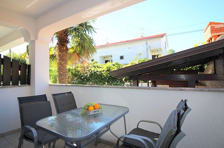 Appartement Lili mit Pool, Grill und Parkplatz
