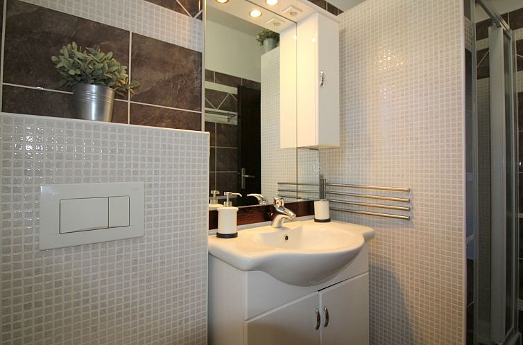 Appartement Lili mit Pool, Grill und Parkplatz