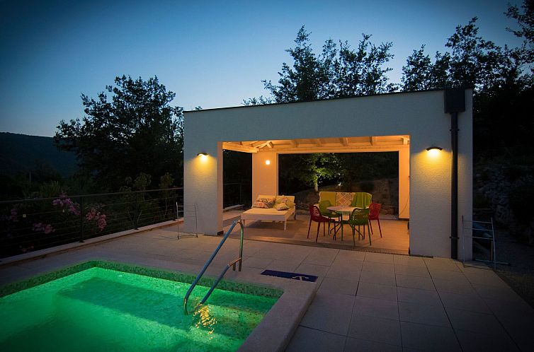 Vakantiehuis in Brkač mit Kleiner Terrasse