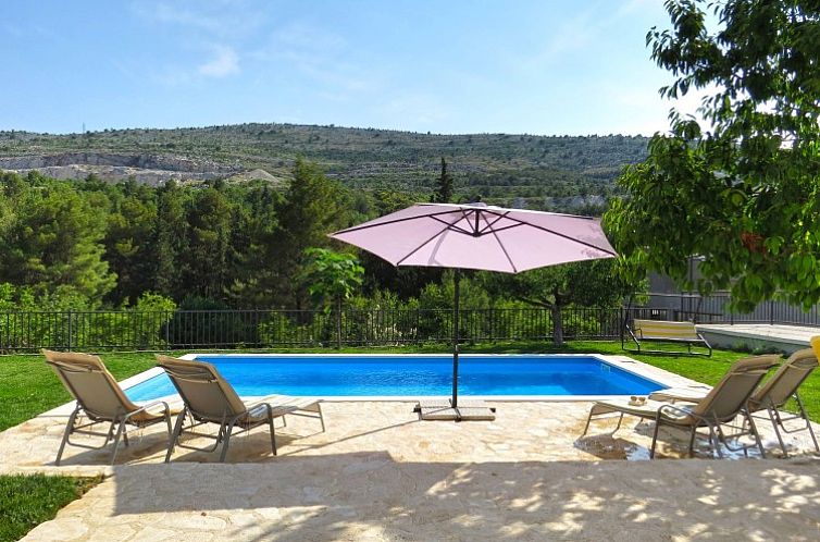 Ontspan aan het zwembad van Vilar appartement, gelegen in het schilderachtige Srinjine, Split, te midden van de Dalmatische natuur.