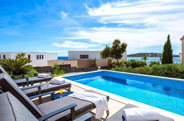 Vakantiehuis Luxuriöse Villa Dolce Vita direkt am Meer mit 