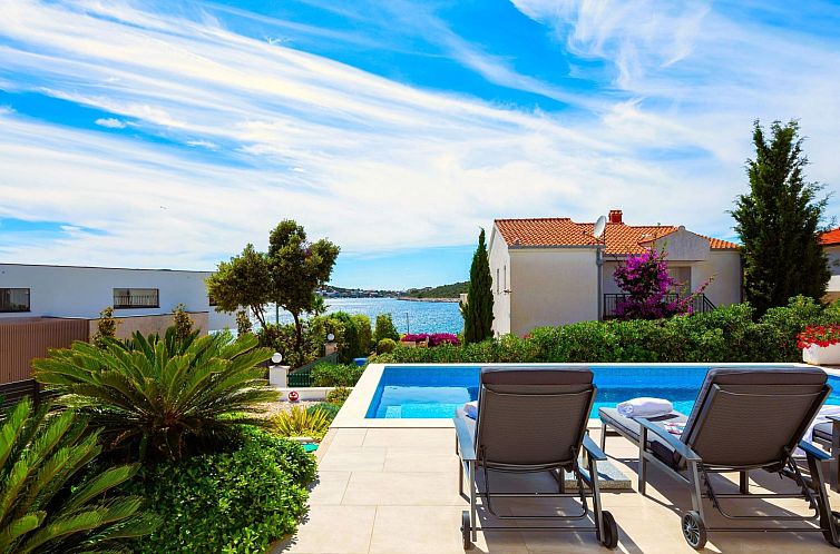 Vakantiehuis Luxuriöse Villa Dolce Vita direkt am Meer mit 