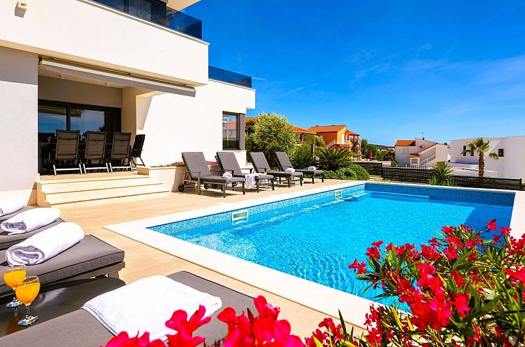 Vakantiehuis Luxuriöse Villa Dolce Vita direkt am Meer mit 