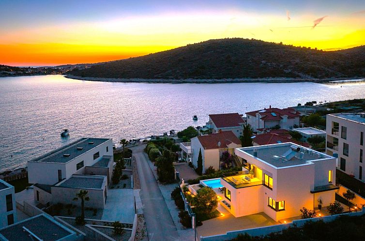 Vakantiehuis Luxuriöse Villa Dolce Vita direkt am Meer mit 