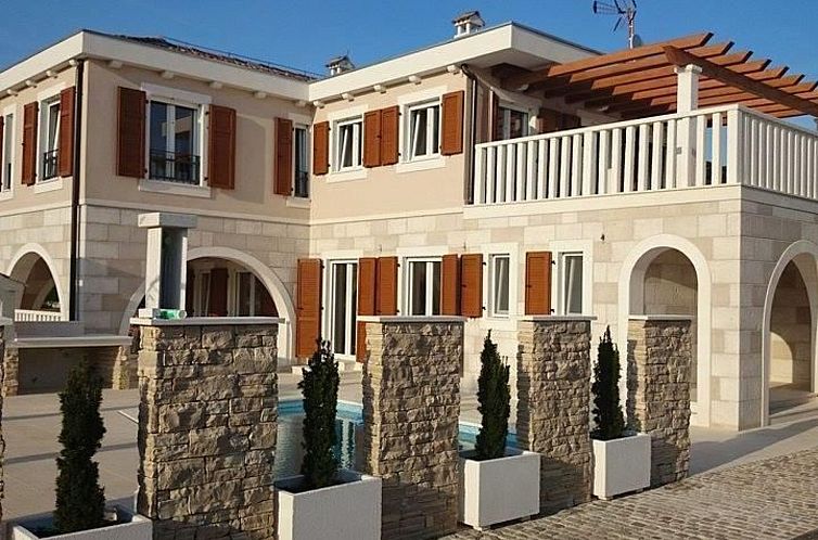 Vakantiehuis Villa Elena mit Pool, nur 60 Meter zum Meer