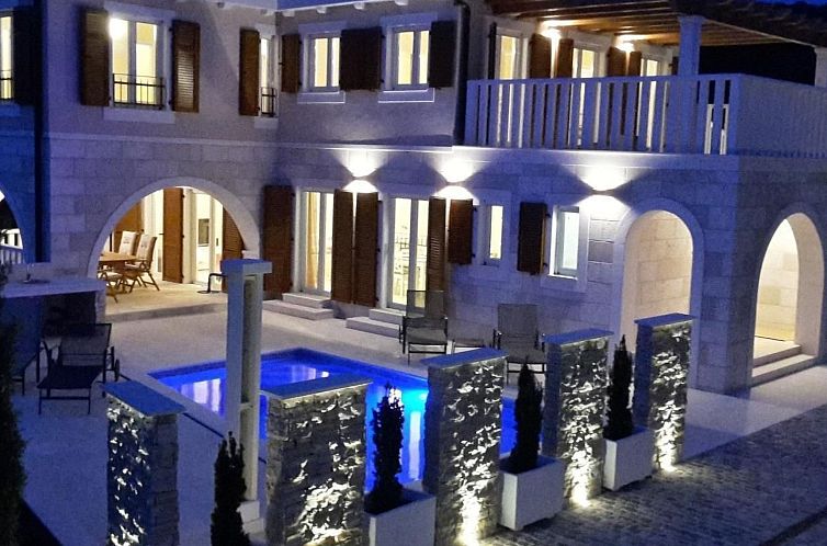 Vakantiehuis Villa Elena mit Pool, nur 60 Meter zum Meer