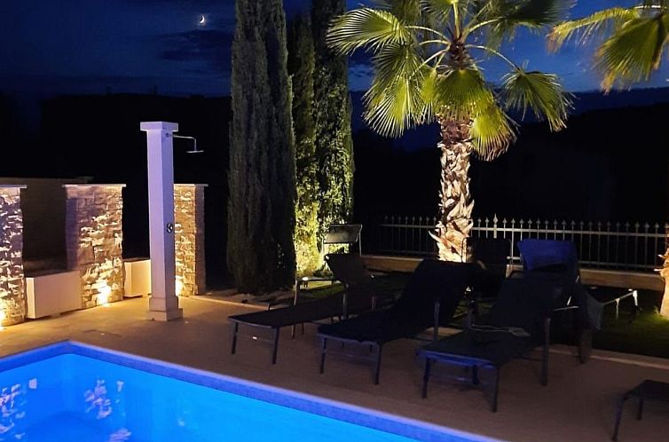 Vakantiehuis Villa Elena mit Pool, nur 60 Meter zum Meer