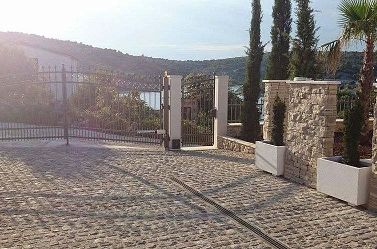 Vakantiehuis Villa Elena mit Pool, nur 60 Meter zum Meer