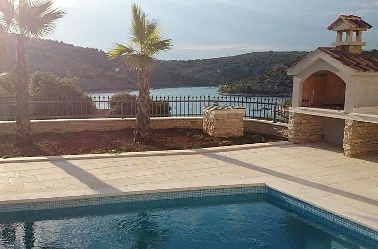 Vakantiehuis Villa Elena mit Pool, nur 60 Meter zum Meer