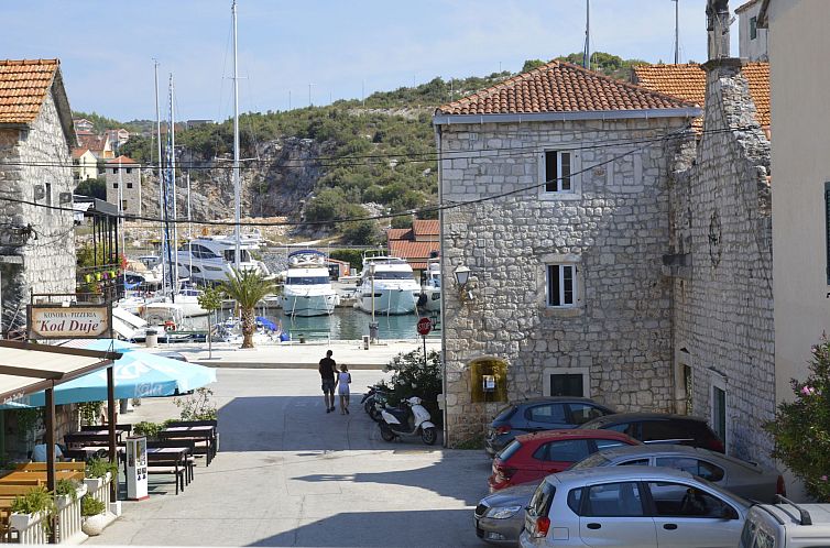 Guest house 1030235 - Apartment Dalmatia - Appartement Wohnung in Marina mit Parkplatz, schöne Aussich