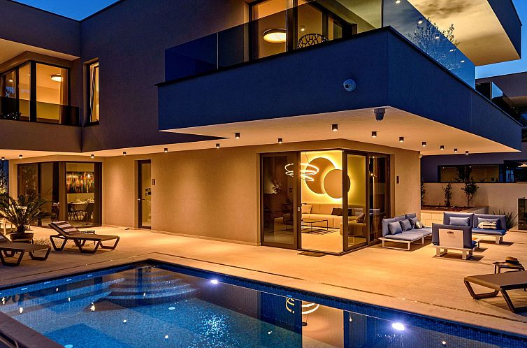 Unterkunft 1030238 - Ferienhaus Dalmatien - Vakantiehuis Luxuriöse Villa mit Infinity-Außenpool