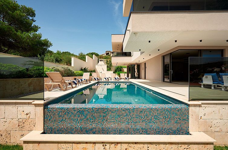 Vakantiehuis Luxuriöse Villa mit Infinity-Außenpool