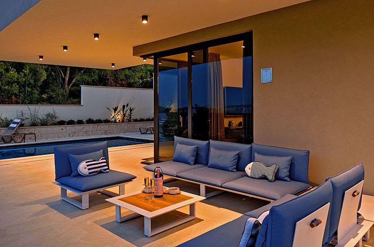 Vakantiehuis Luxuriöse Villa mit Infinity-Außenpool