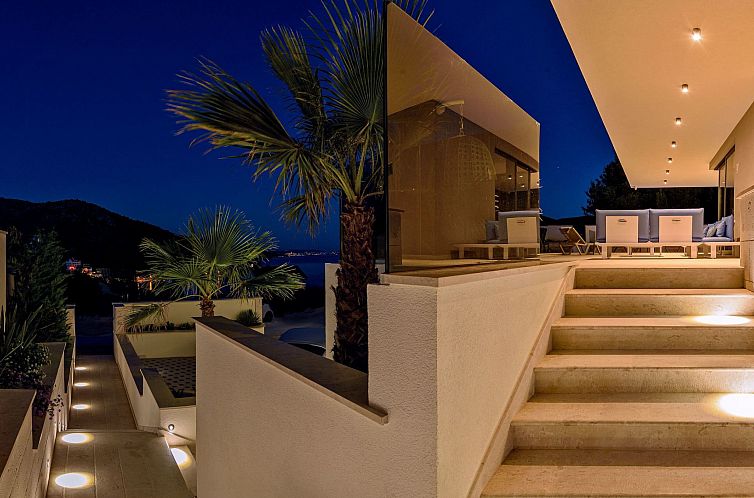 Vakantiehuis Luxuriöse Villa mit Infinity-Außenpool