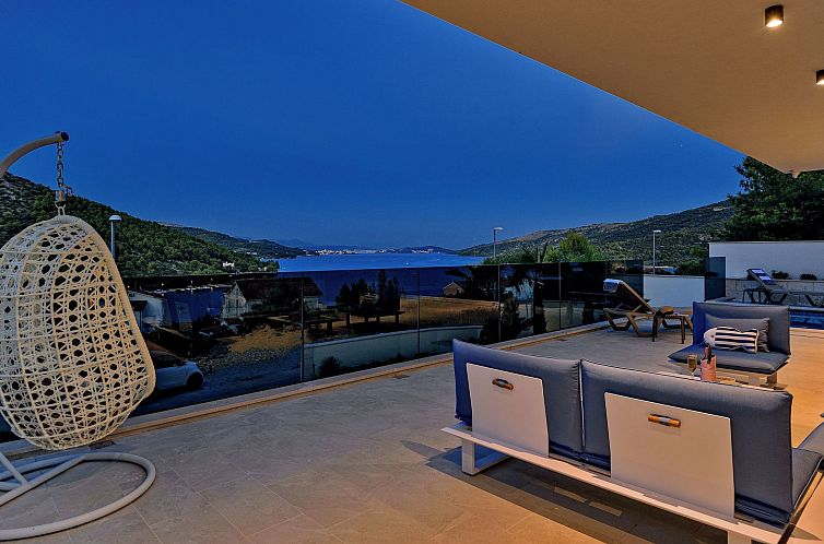 Vakantiehuis Luxuriöse Villa mit Infinity-Außenpool