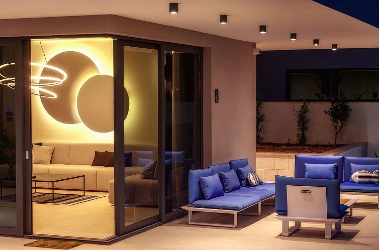 Vakantiehuis Luxuriöse Villa mit Infinity-Außenpool
