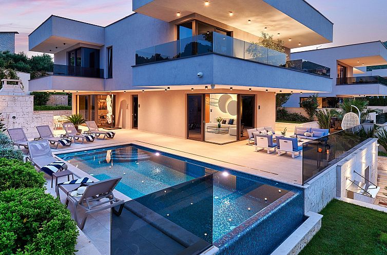 Vakantiehuis Luxuriöse Villa mit Infinity-Außenpool