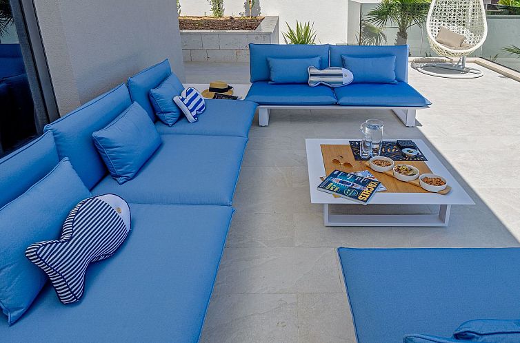Vakantiehuis Luxuriöse Villa mit Infinity-Außenpool