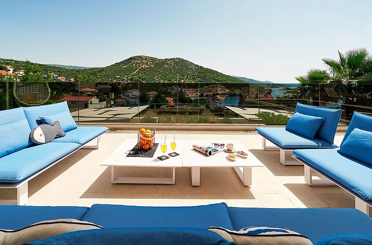 Vakantiehuis Luxuriöse Villa mit Infinity-Außenpool