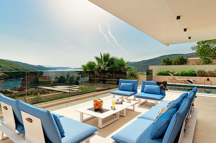 Vakantiehuis Luxuriöse Villa mit Infinity-Außenpool