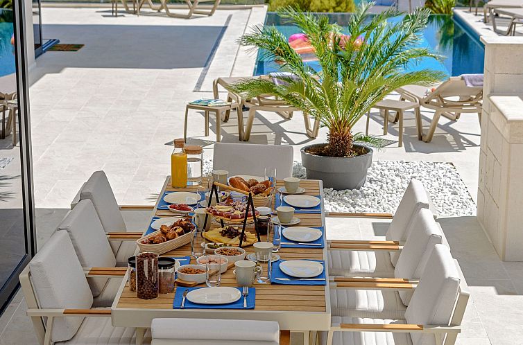 Vakantiehuis Luxuriöse Villa mit Infinity-Außenpool
