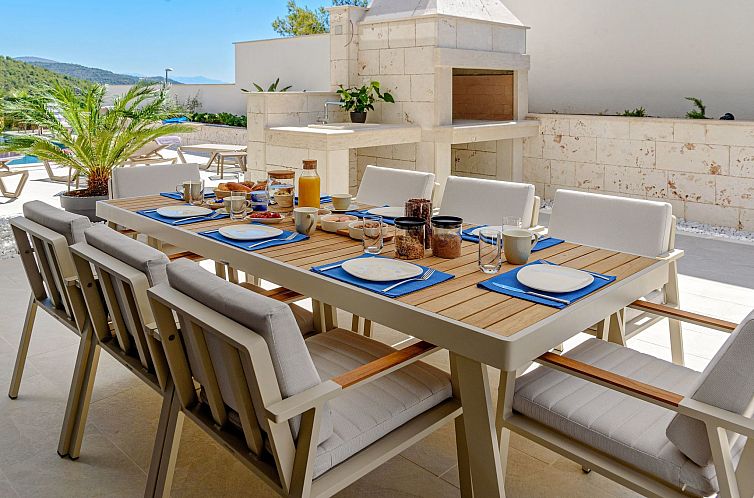 Vakantiehuis Luxuriöse Villa mit Infinity-Außenpool