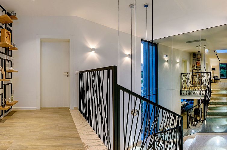 Vakantiehuis Luxuriöse Villa mit Infinity-Außenpool