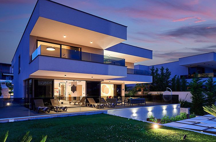 Unterkunft 1030240 - Ferienhaus Dalmatien - Vakantiehuis Luxuriöse Villa mit Innenpool