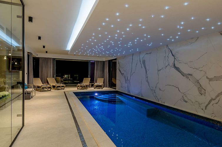 Vakantiehuis Luxuriöse Villa mit Innenpool