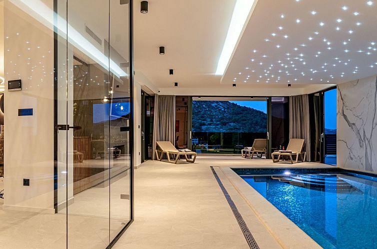 Vakantiehuis Luxuriöse Villa mit Innenpool