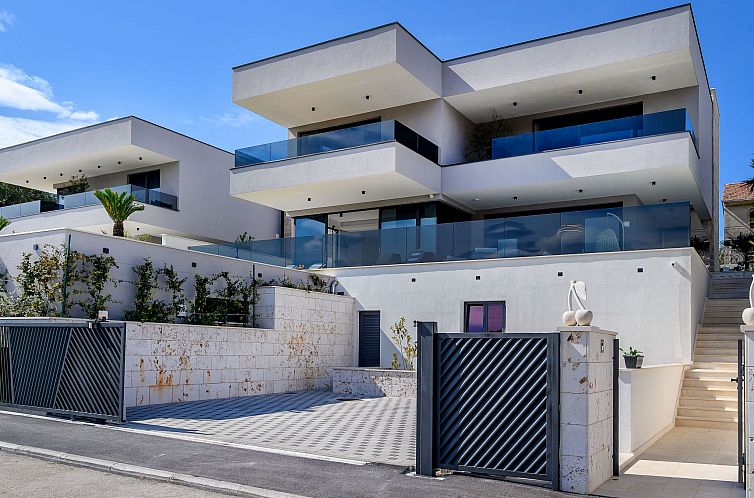 Vakantiehuis Luxuriöse Villa mit Innenpool