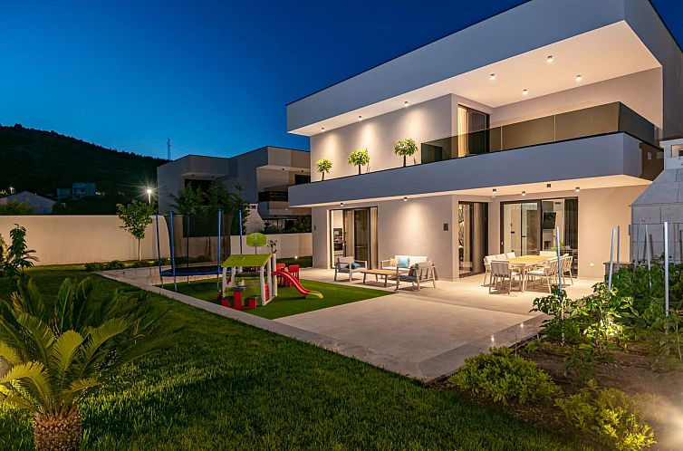 Vakantiehuis Luxuriöse Villa mit Innenpool