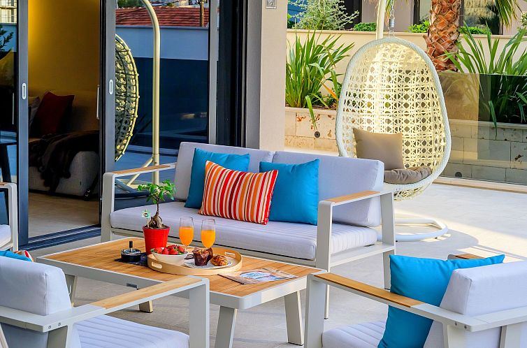 Vakantiehuis Luxuriöse Villa mit Innenpool