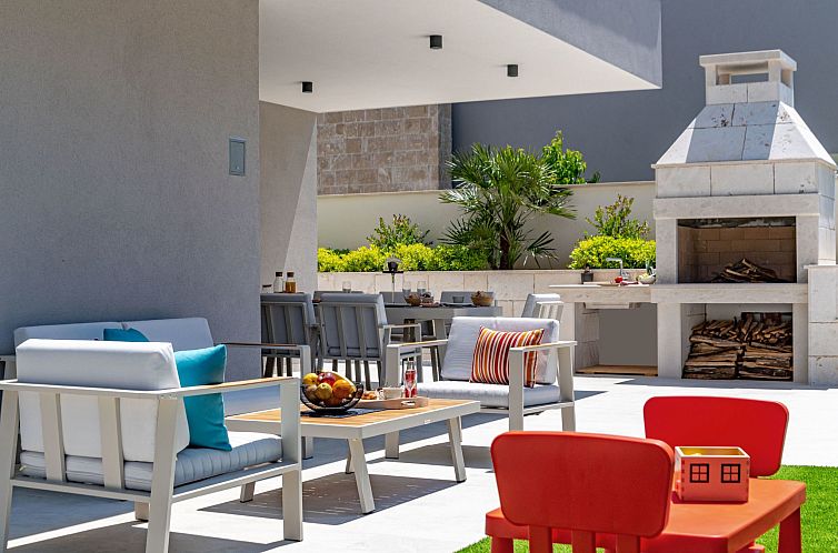 Vakantiehuis Luxuriöse Villa mit Innenpool