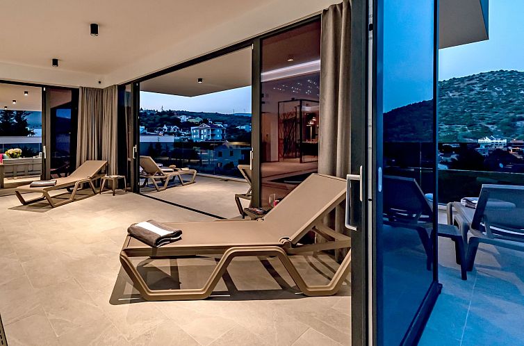Vakantiehuis Luxuriöse Villa mit Innenpool
