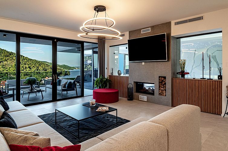Vakantiehuis Luxuriöse Villa mit Innenpool
