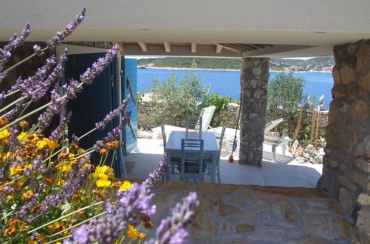 Vakantiehuis Kleines Steinhaus mit Blick auf das Wasser
