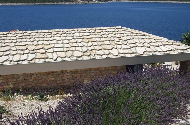 Vakantiehuis Kleines Steinhaus mit Blick auf das Wasser