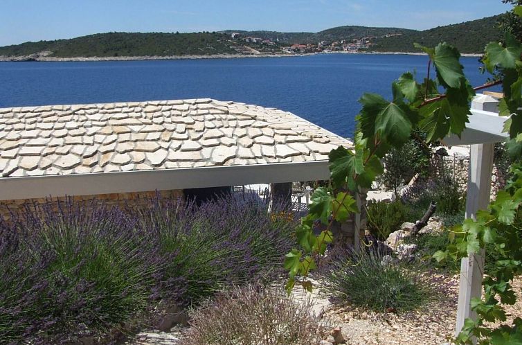 Vakantiehuis Kleines Steinhaus mit Blick auf das Wasser