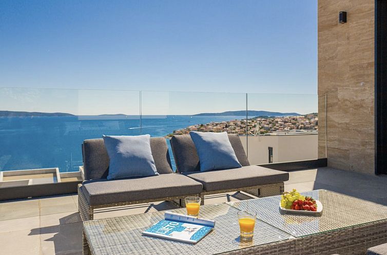 Vrijstaande woning in Okrug Gornji