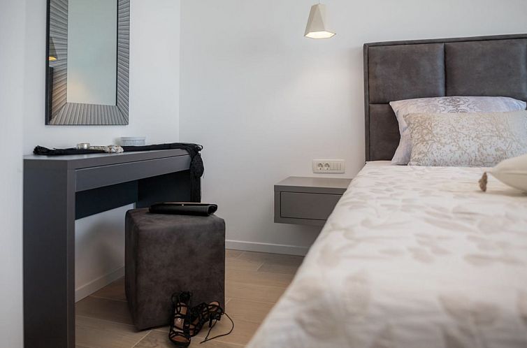 Vrijstaande woning in Okrug Gornji