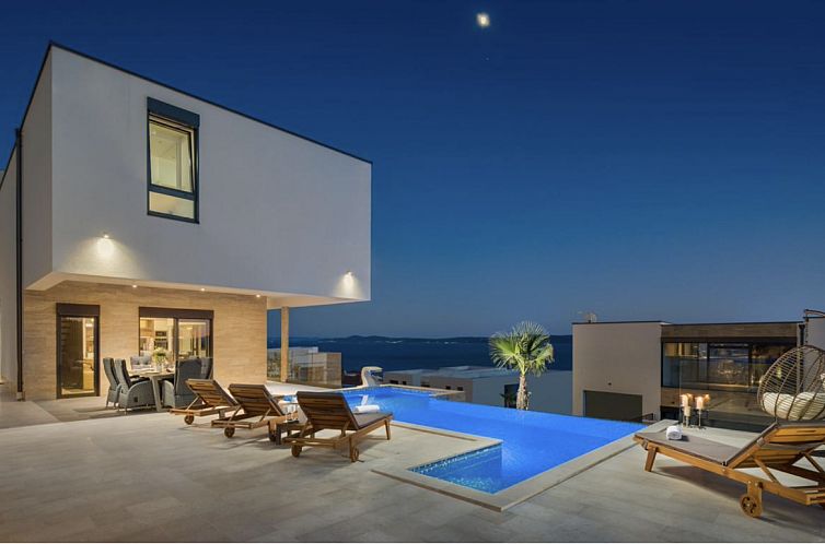 Vrijstaande woning in Okrug Gornji