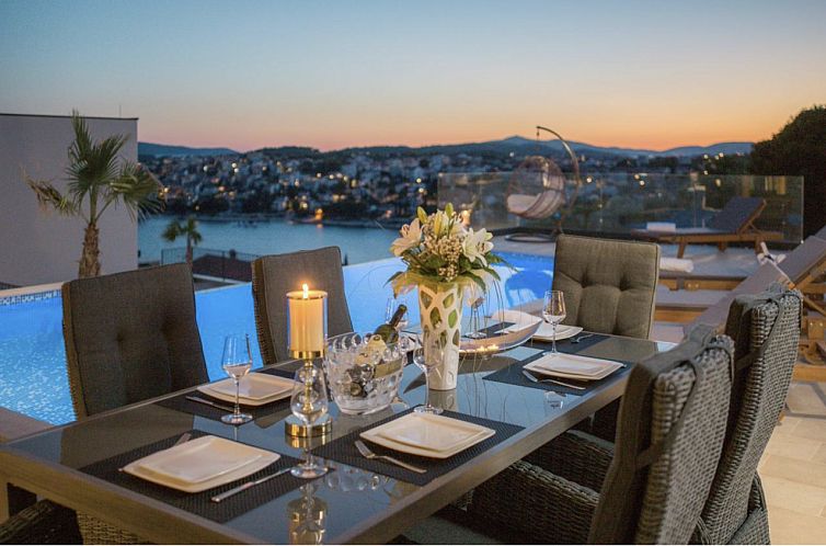 Vrijstaande woning in Okrug Gornji